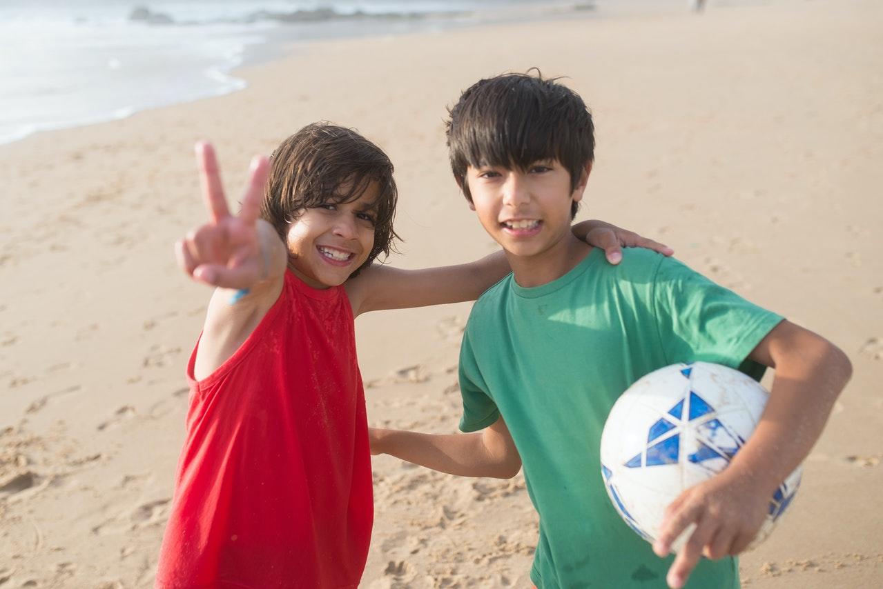 Niños jugando en la playa.