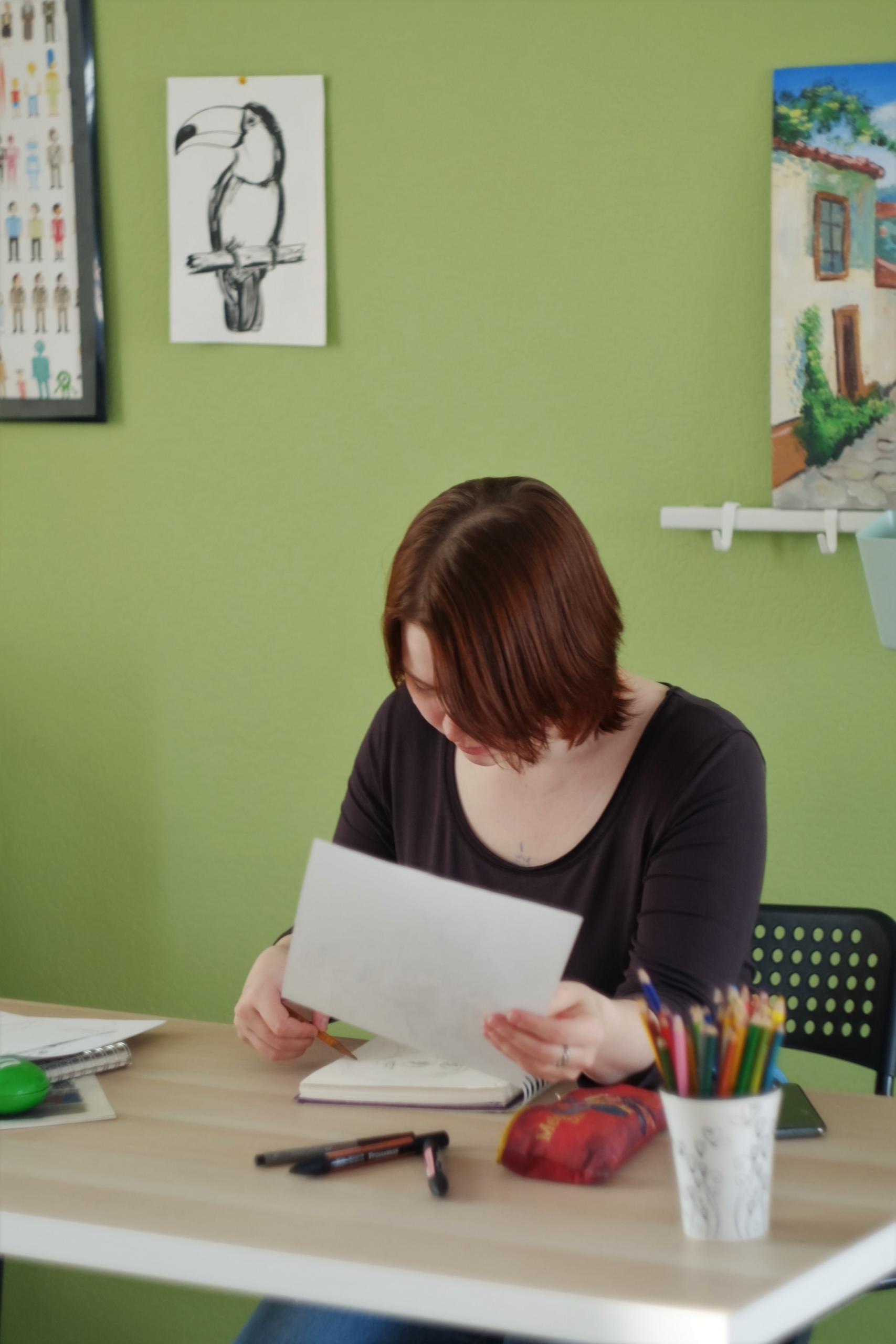 Mujer estudiando en casa.