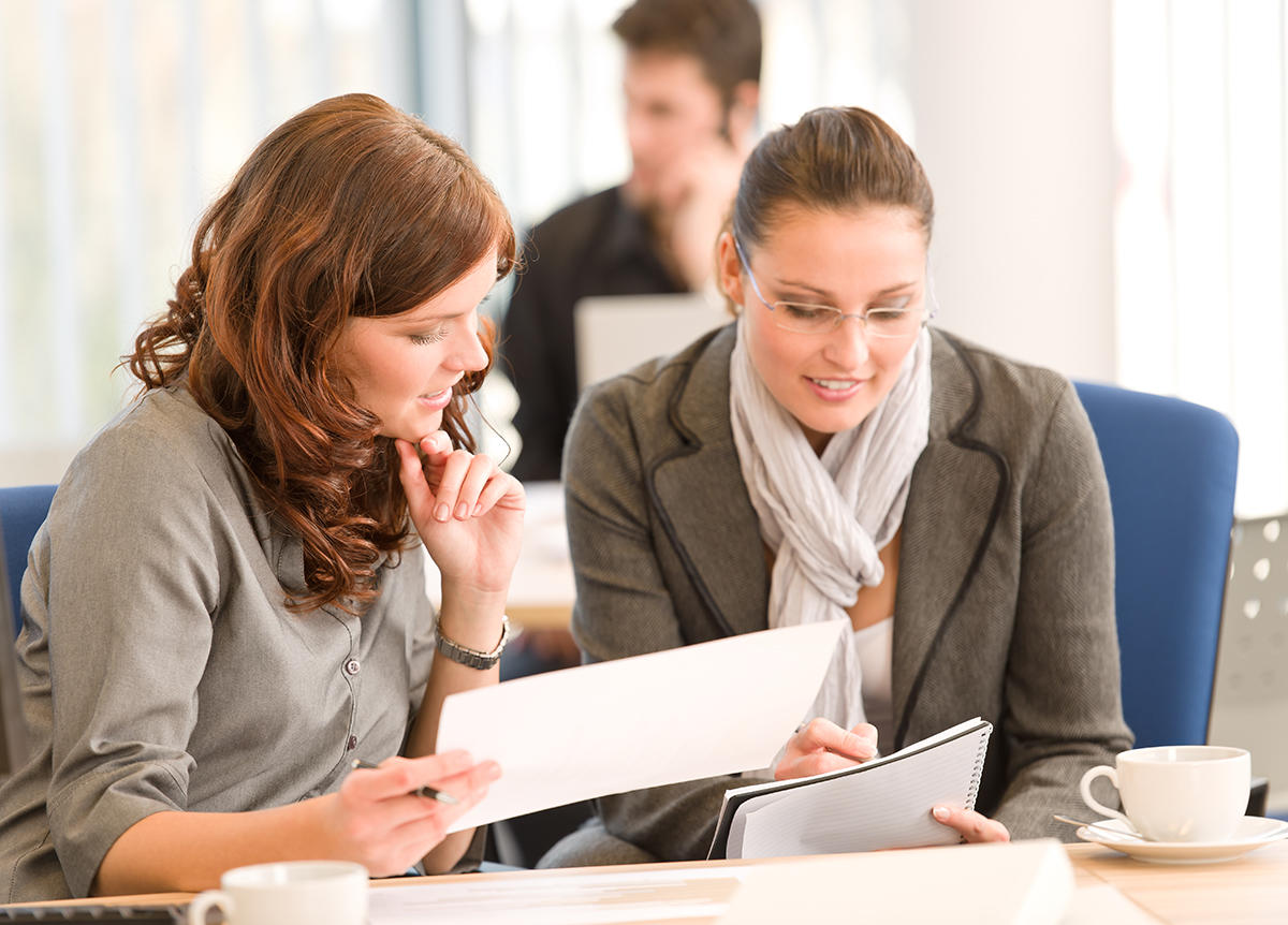 Dos mujeres revisando apuntes de clases