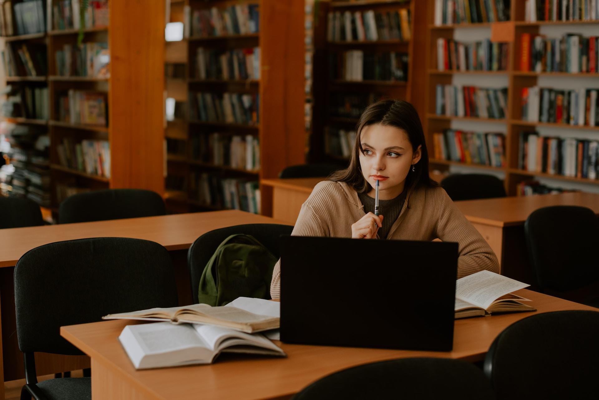 Chica estudiando en la biblioteca