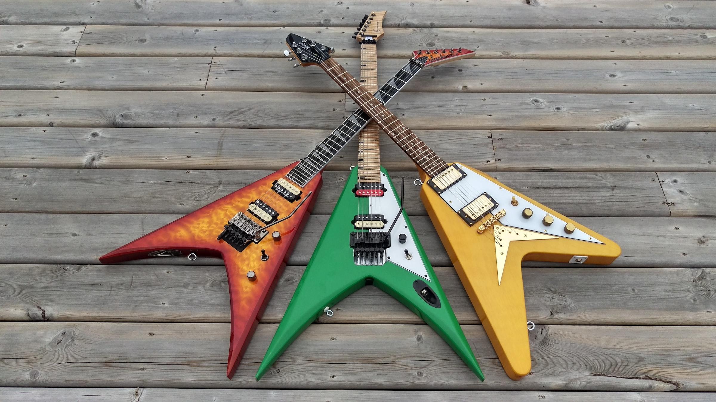 Tres guitarras eléctricas.