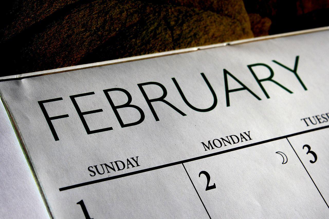 Primer plano de una página de calendario que muestra «febrero» con casillas fechadas para domingo, lunes y martes, haciendo hincapié en el segundo día.
