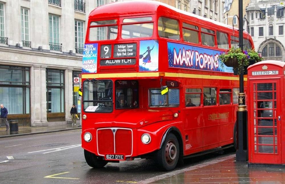 autobus rojo inglés por las calles de Londres