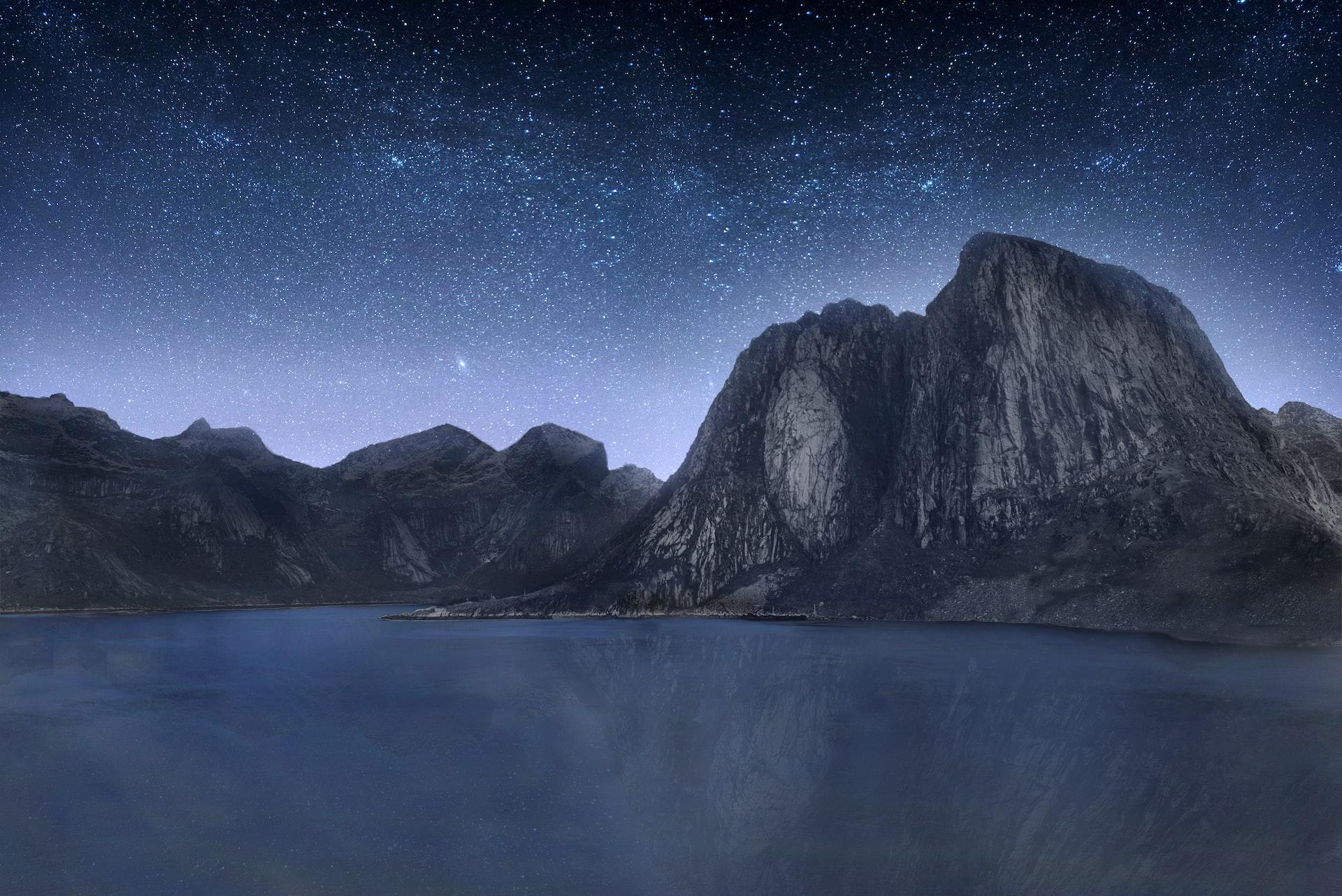 imagen de montaña con estrellas editada con photoshop
