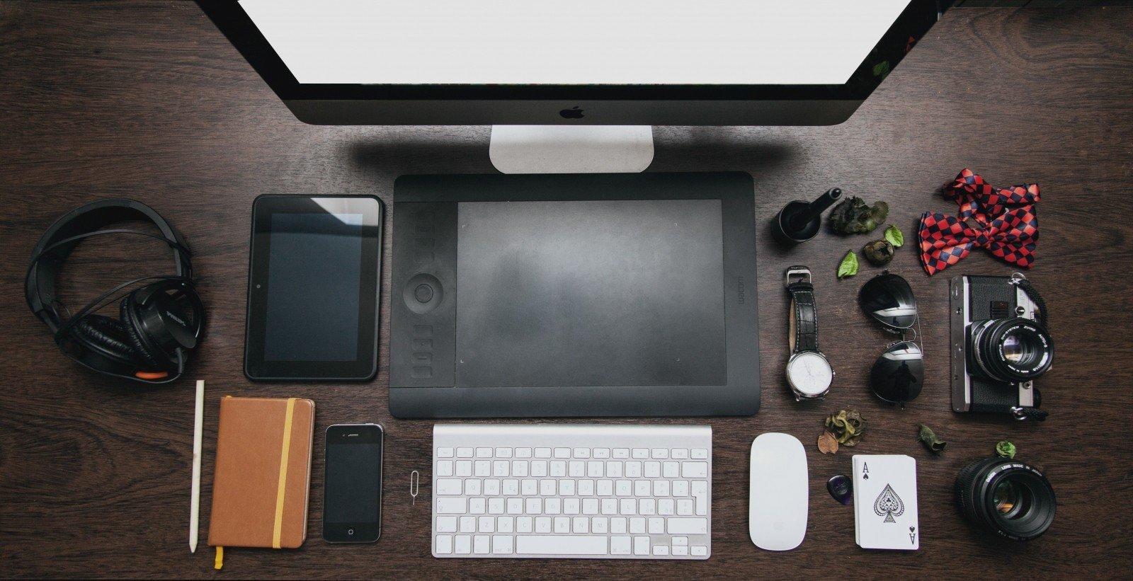 Imagen de multiples dispositivos como computadora, celular, Tablet, Cámara y auriculares.