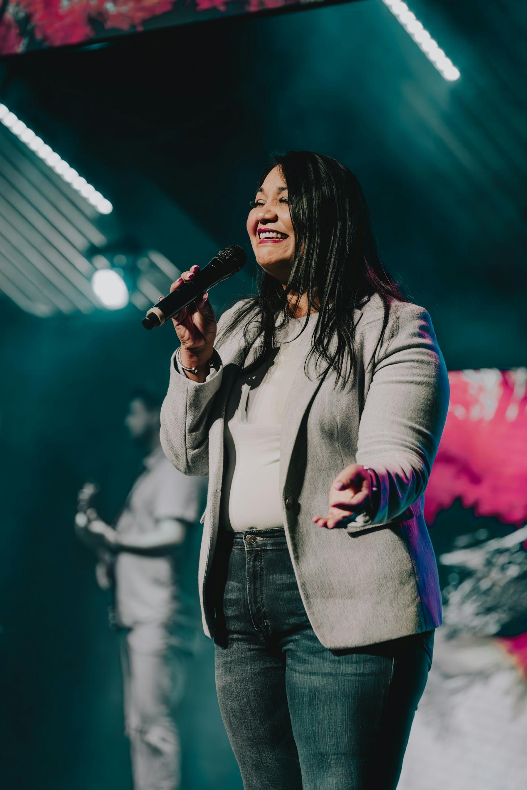 Mujer cantando sobre el escenario