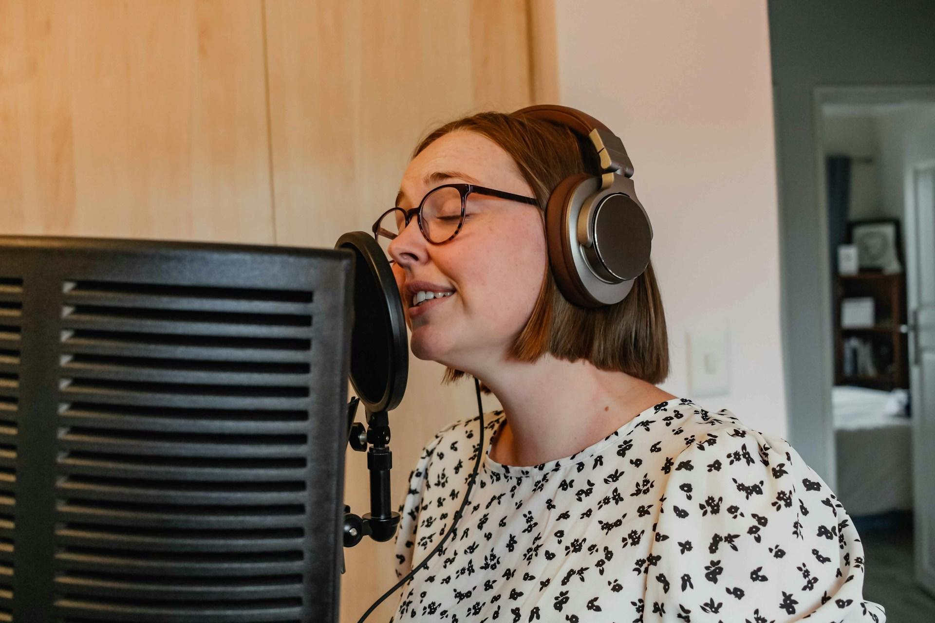 Mujer cantando en el estudio