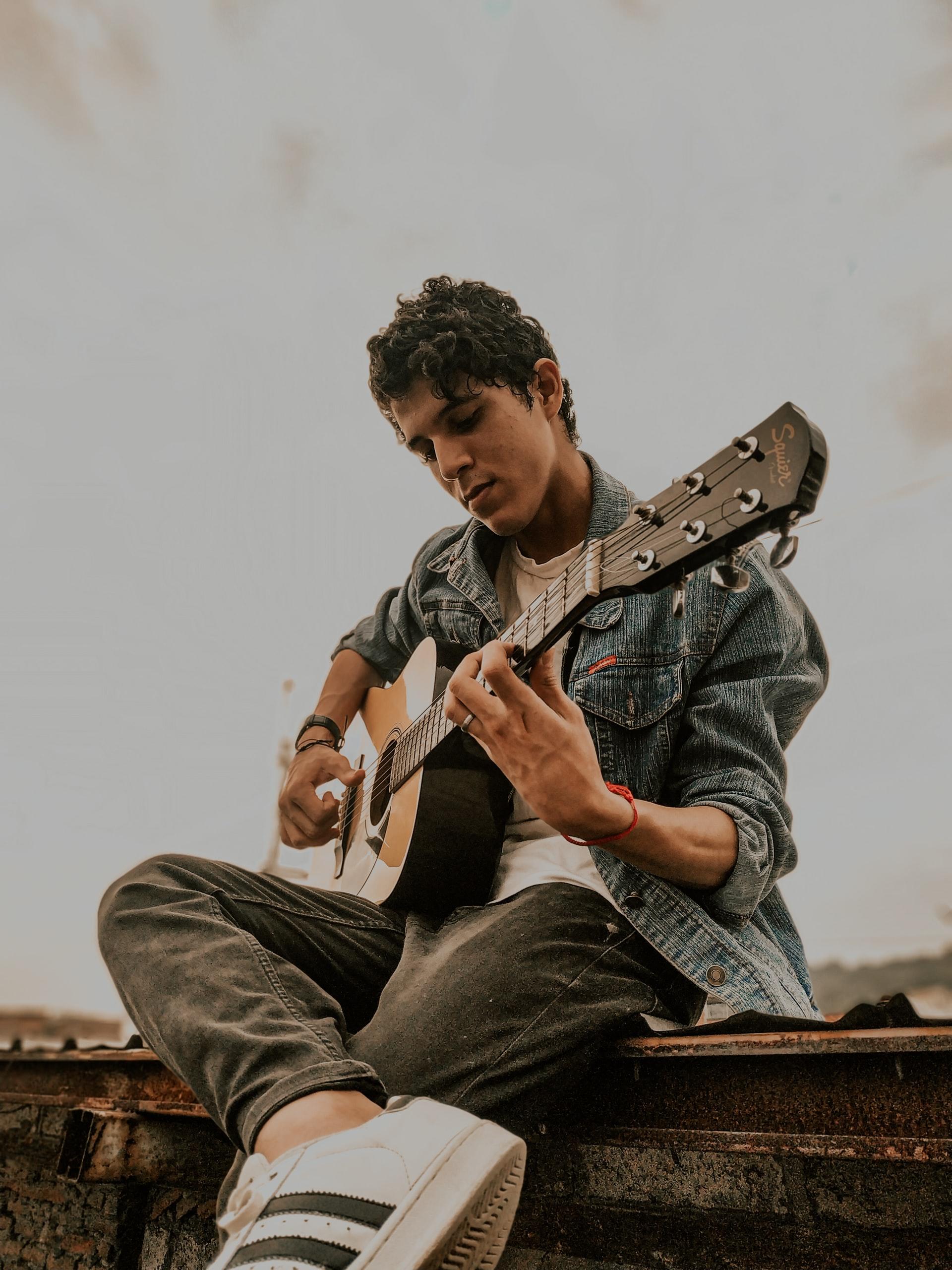 Chico tocando la guitarra.