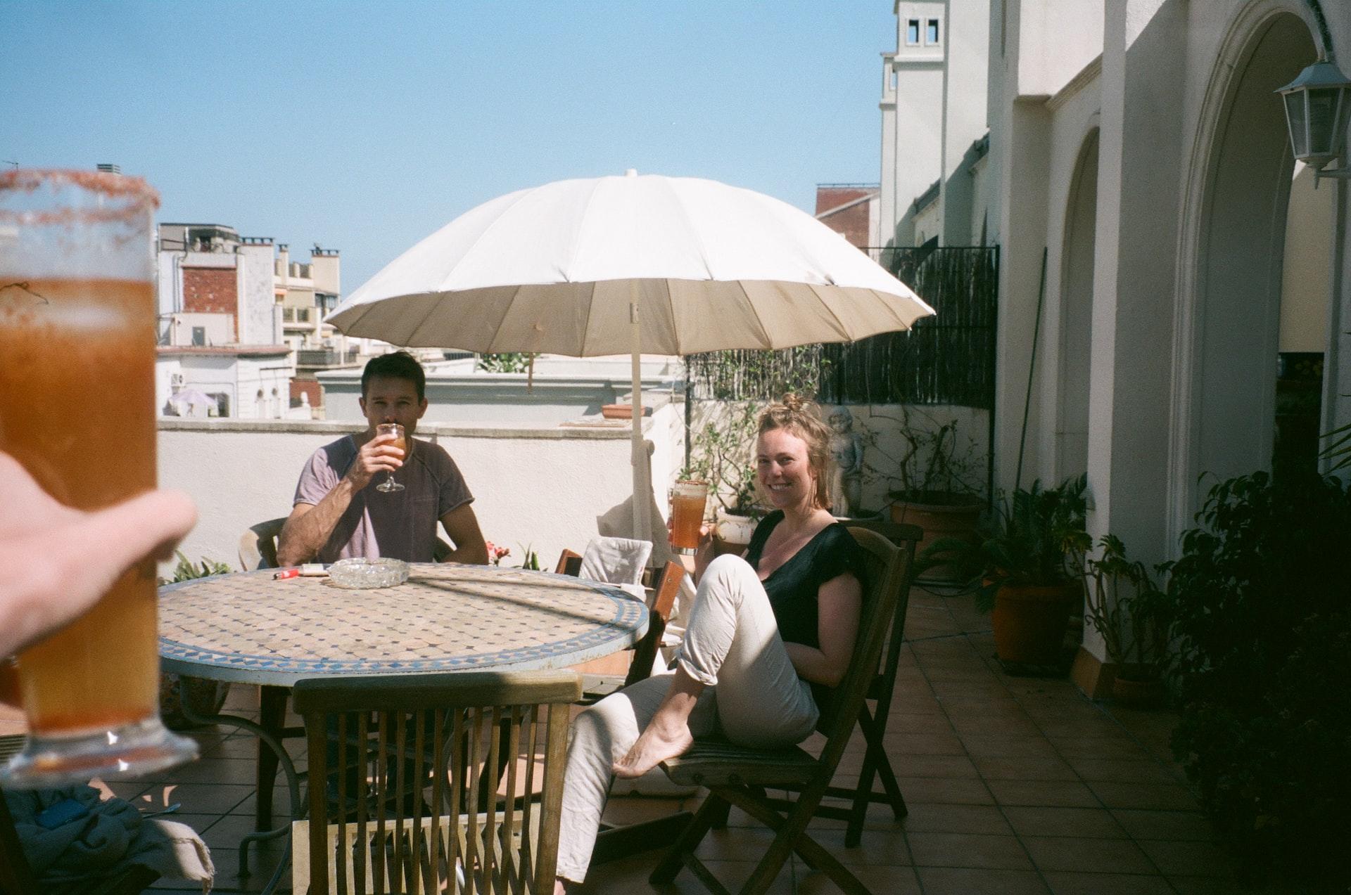 Jóvenes tomándose una cerveza.