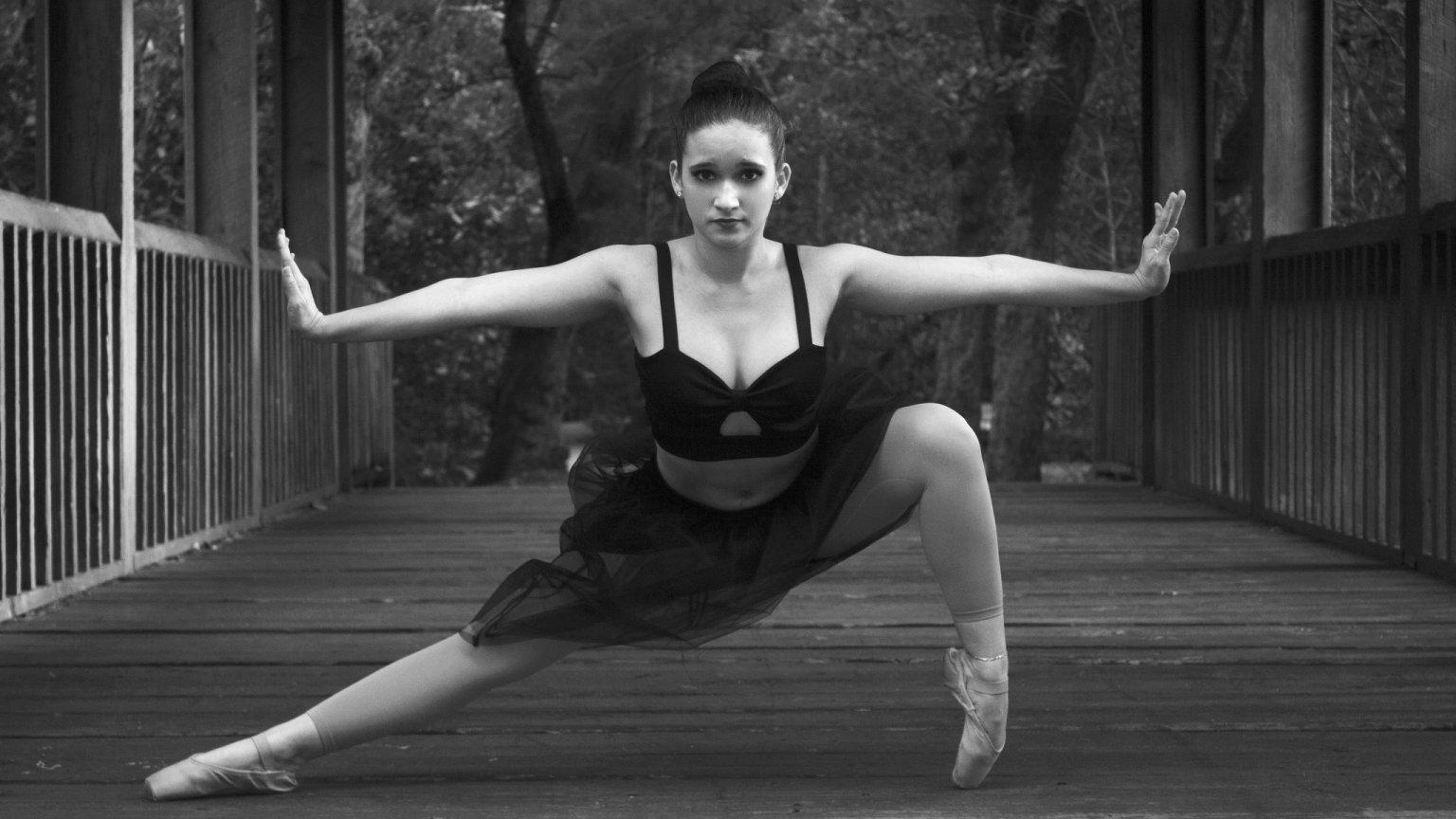 Si practicas baile clásico, mejorarás tu elasticidad, además de fortalecer tus músculos.