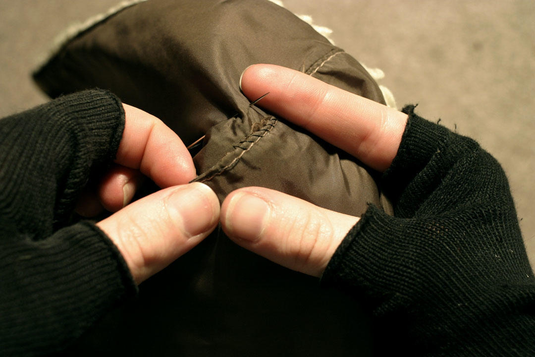 Coser a mano es básico.