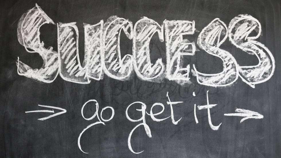 Pizarra escrita con las palabras SUCCES go get it.