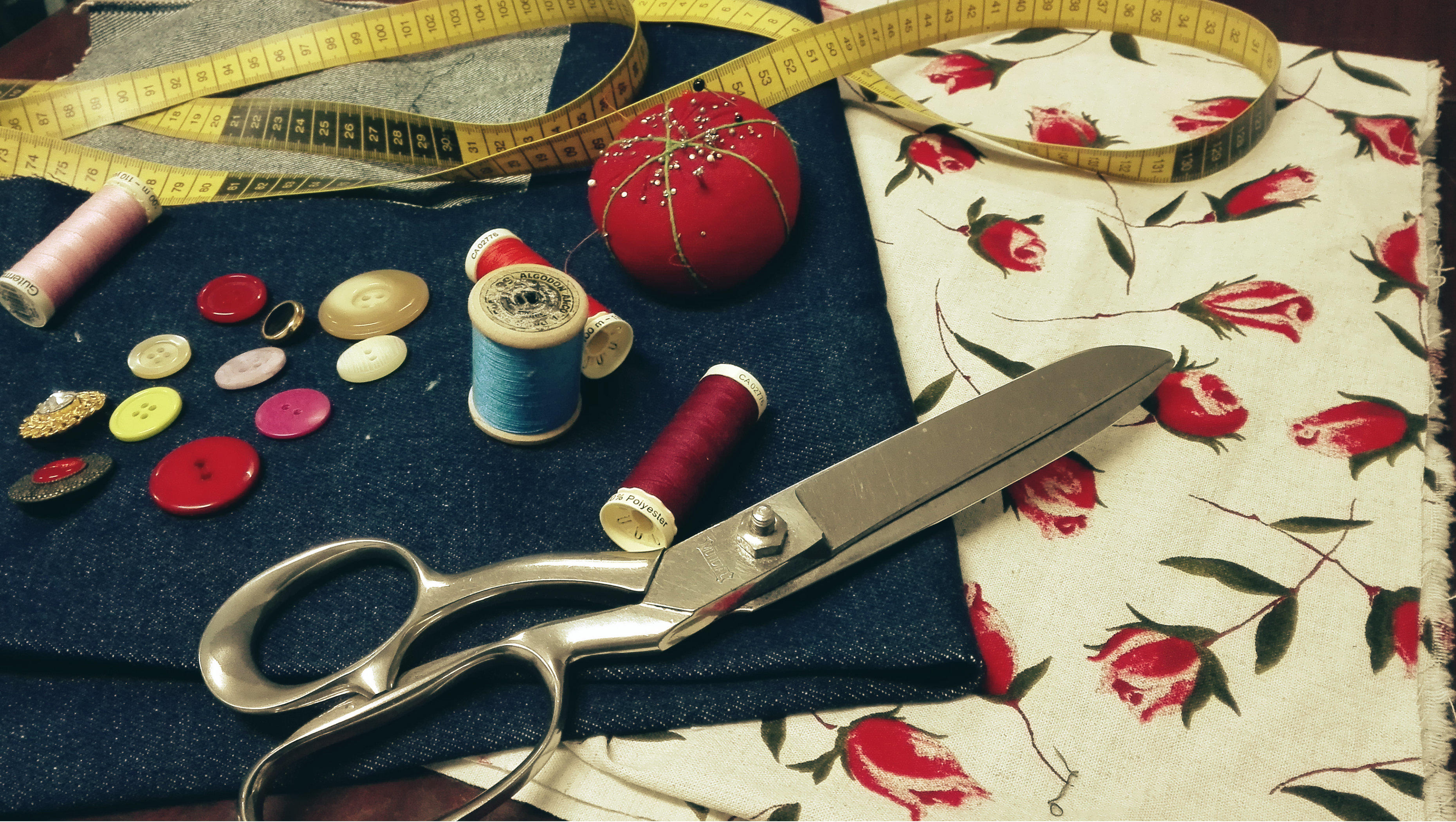 Tijeras, hilos y botones.