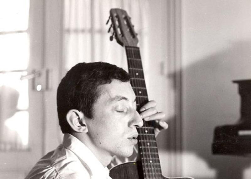 Foto en blanco y negro de hombre con su guitarra