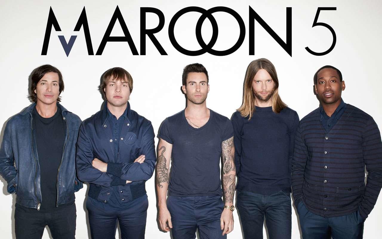 Los integrantes del grupo y arriba el nombre de la banda Maroon 5