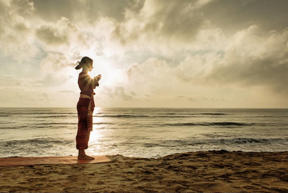 Clases online de yoga en la playa.