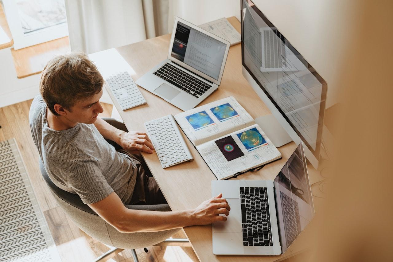 Persona trabajando desde casa.