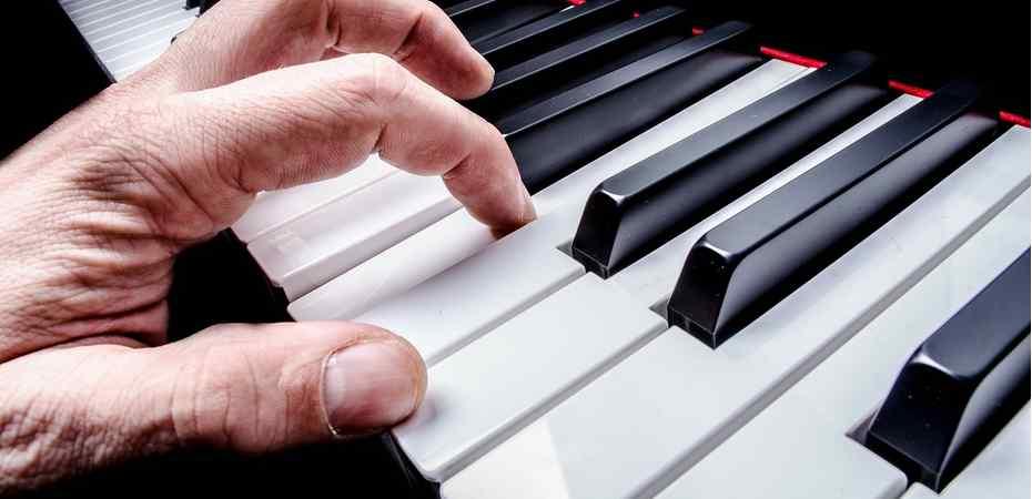 Tocar el piano y aprender las escalas.