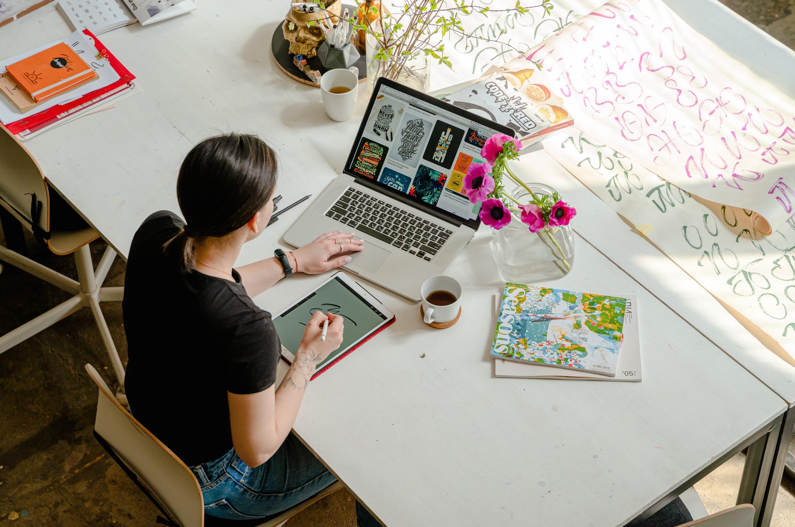 Chica trabajando en una tableta gráfica.