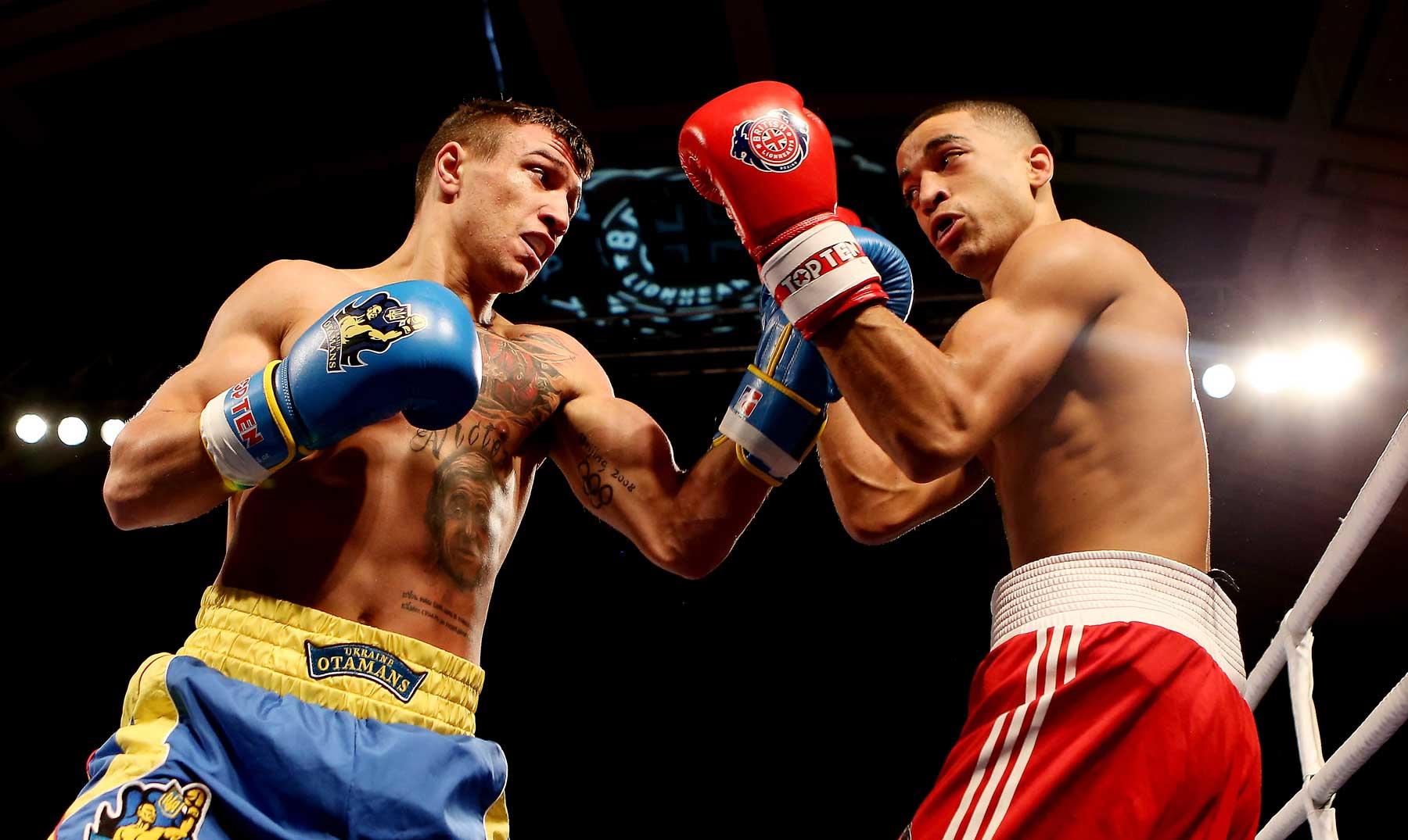 Dos hombres en un ring de boxeo.