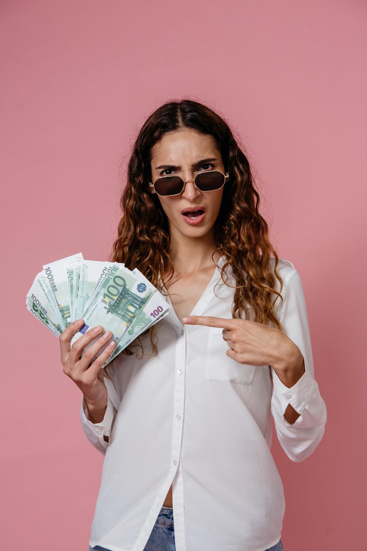 Mujer con billetes en la mano.