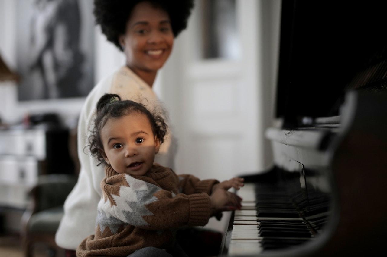 Niña pequeña tocando el piano.