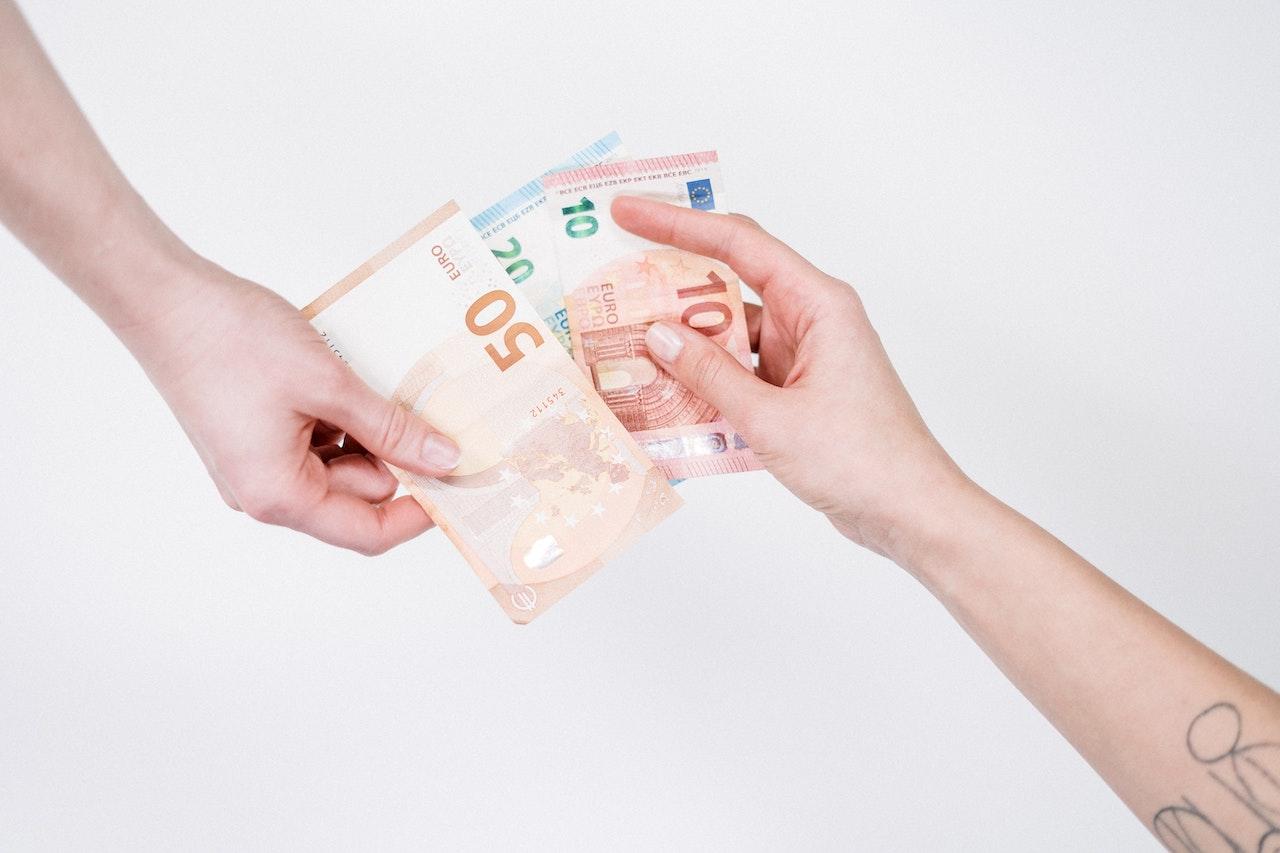 Personas intercambiando dinero.