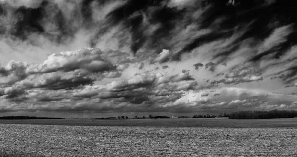 Fotografía en blanco y negro en días tormentosos