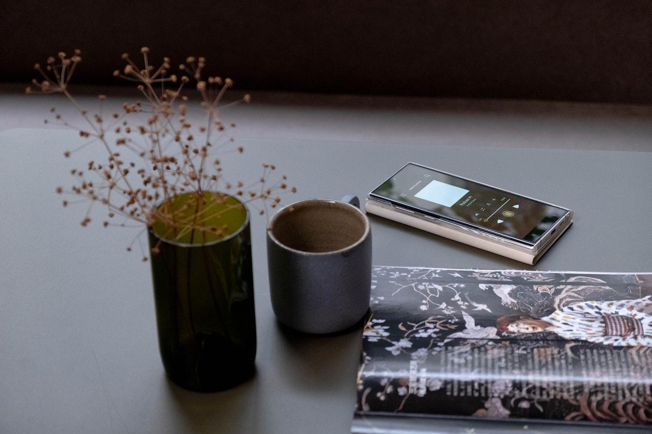 Móvil encima de la mesa.