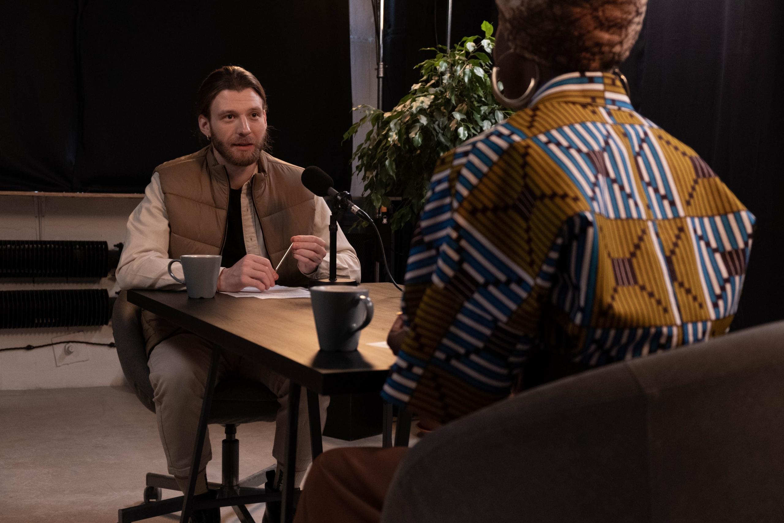 Personas grabando un podcast.