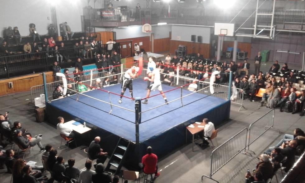 El material y el equipo de boxeo.