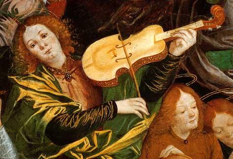Un ángel de cabello rizado, vestido con una rica túnica verde y dorada, toca con pasión un violín medieval. Otro ángel lo observa, creando una atmósfera serena y armoniosa.