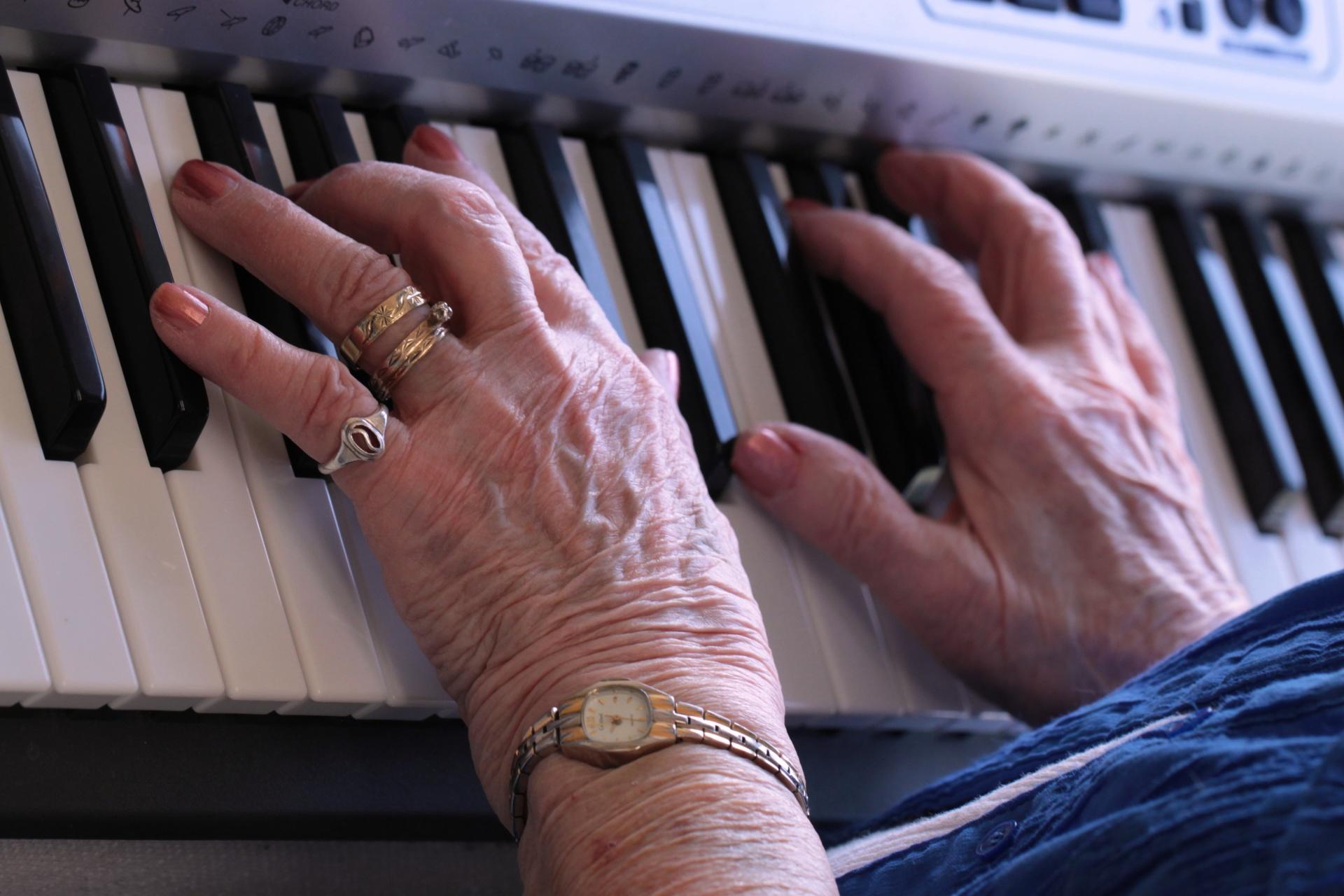 Puedes aprender a tocar el piano independientemente de tu edad.