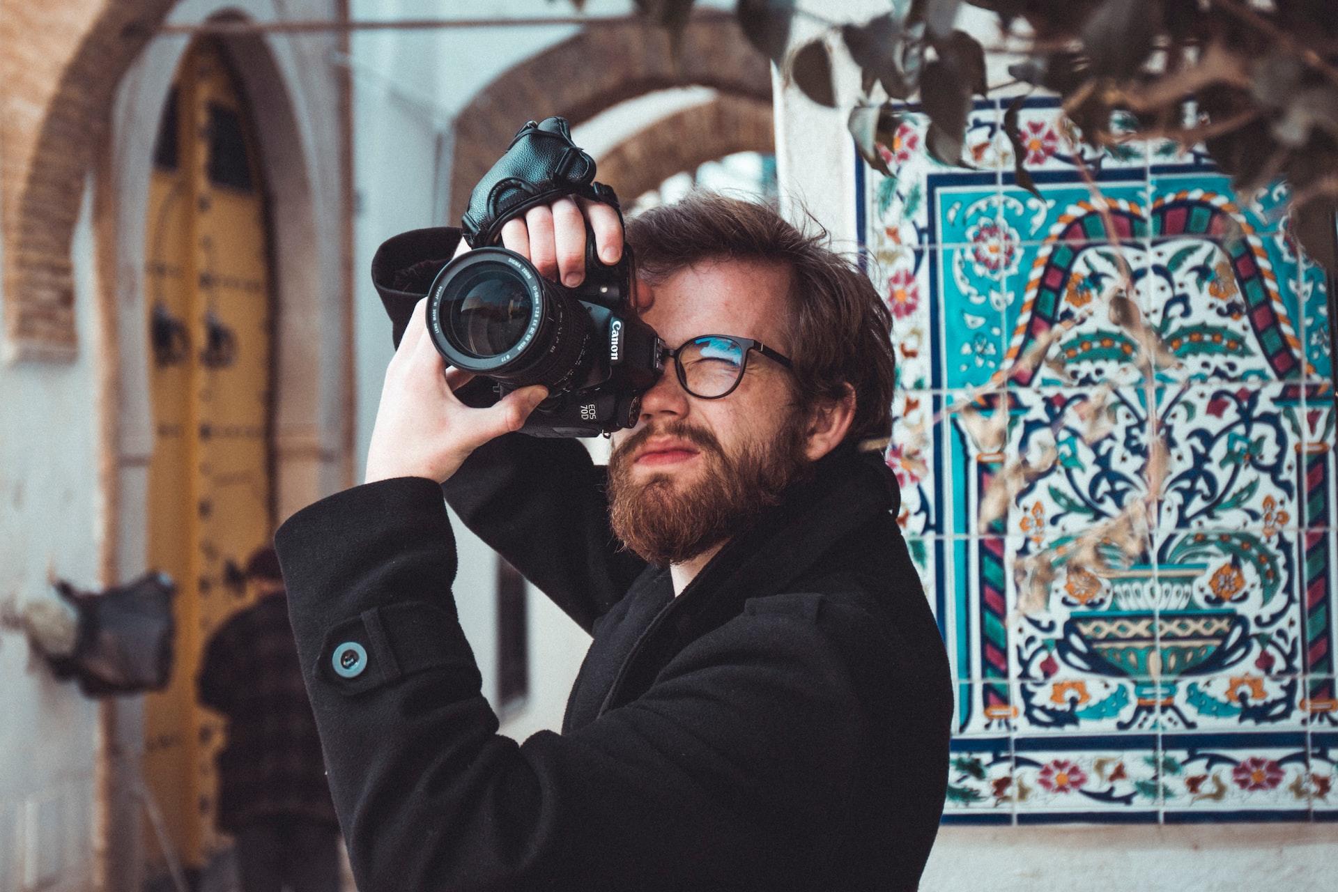 Chico sacando una foto.