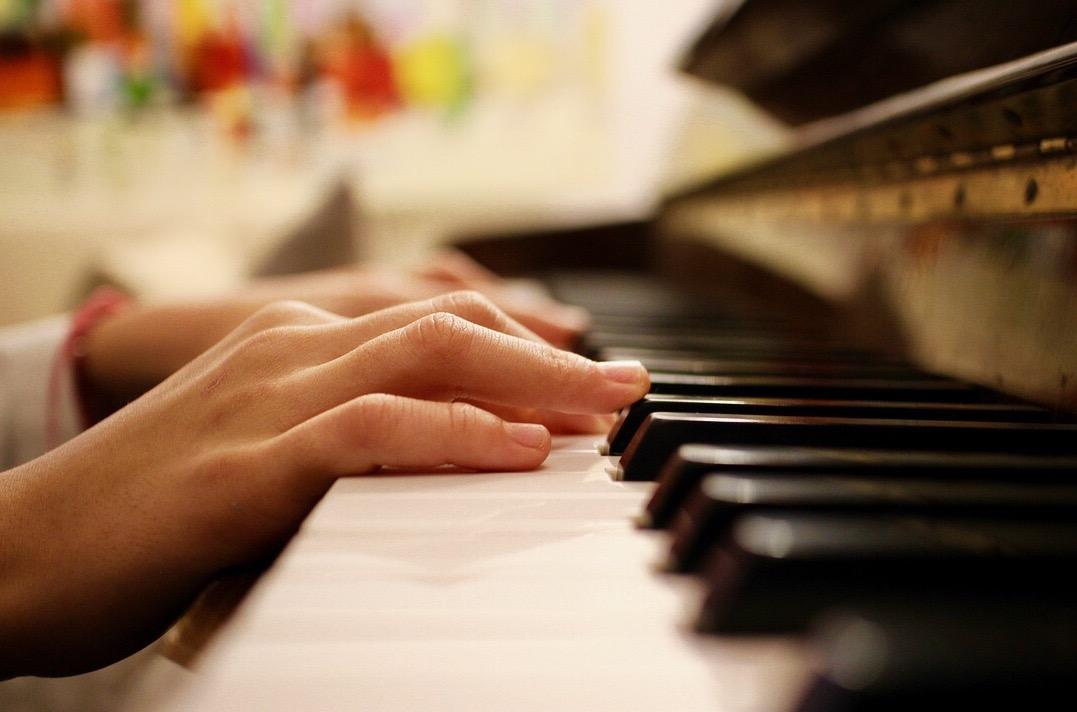 Manos haciendo ejercicios de coordinación de piano