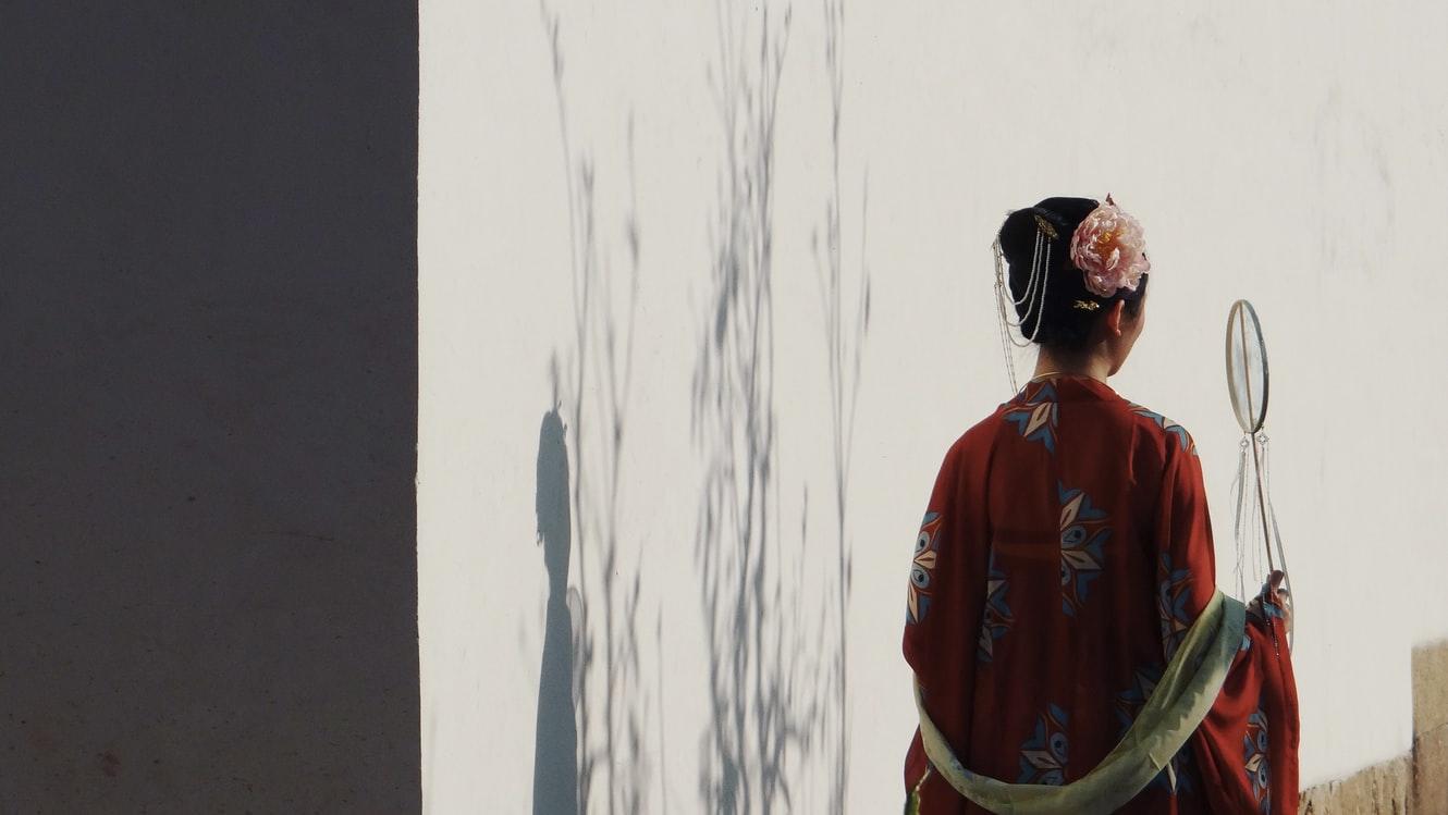 Mujer vestida con ropa tradicional china.