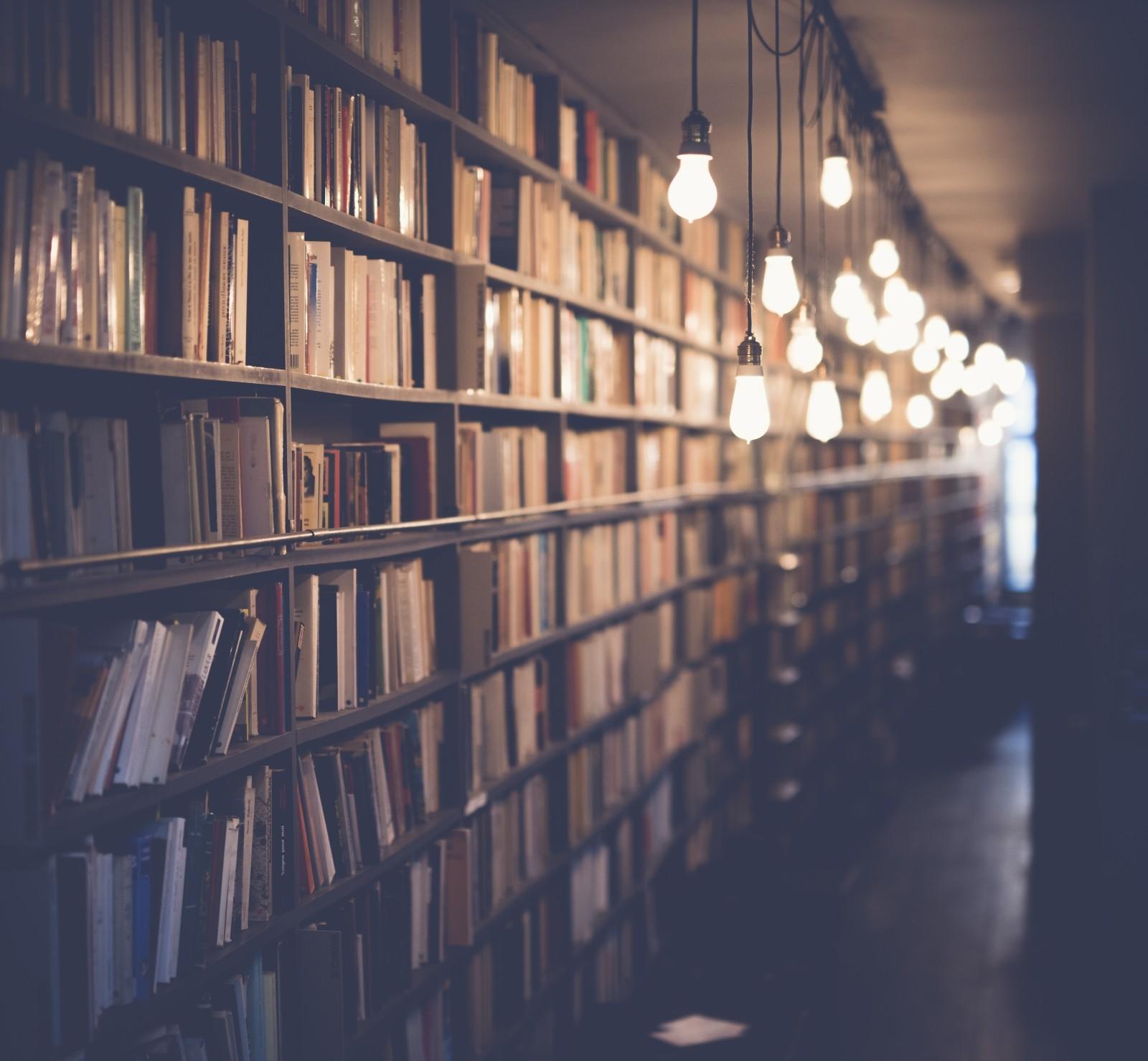 Consigue partituras en una biblioteca nacional.