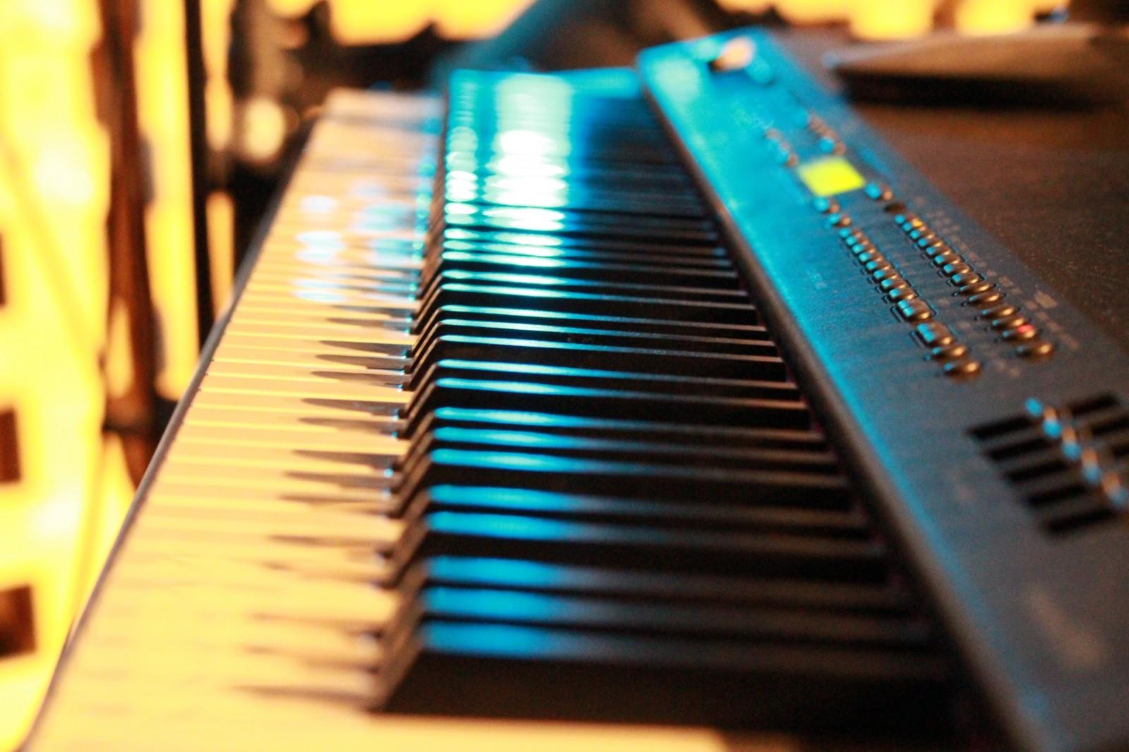 Vista lateral de un teclado de un piano eléctrico.