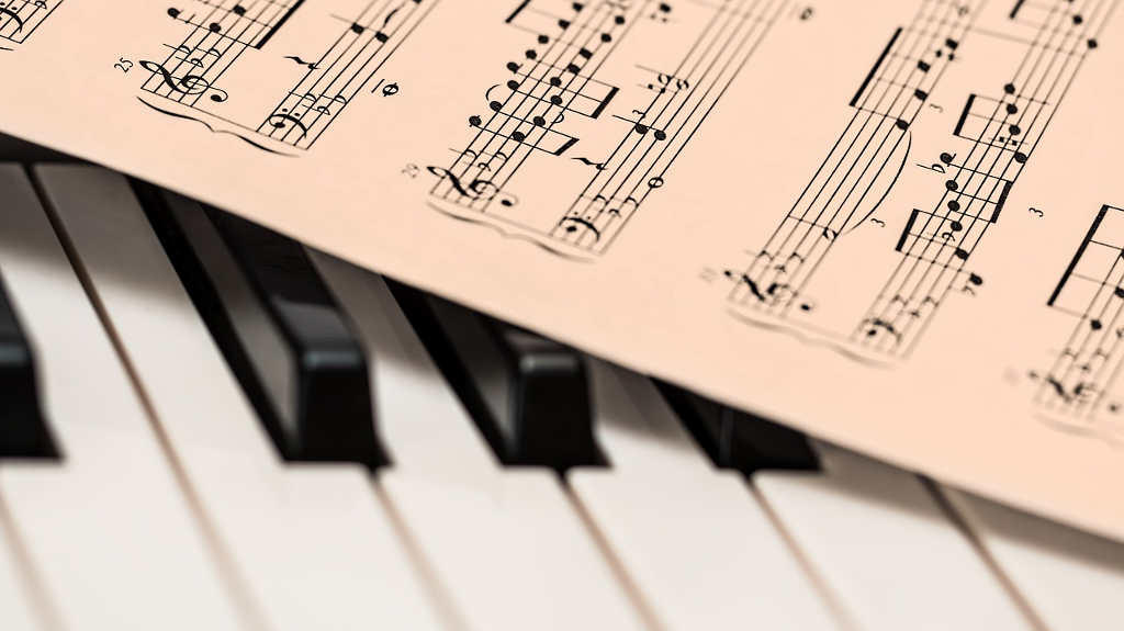 Las canciones y películas pueden ayudar en el aprendizaje.