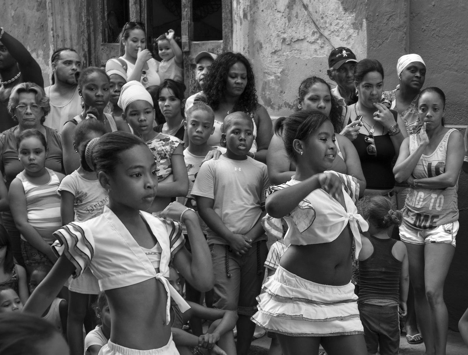 El baile y la música forma parte de la vida de los más pequeños