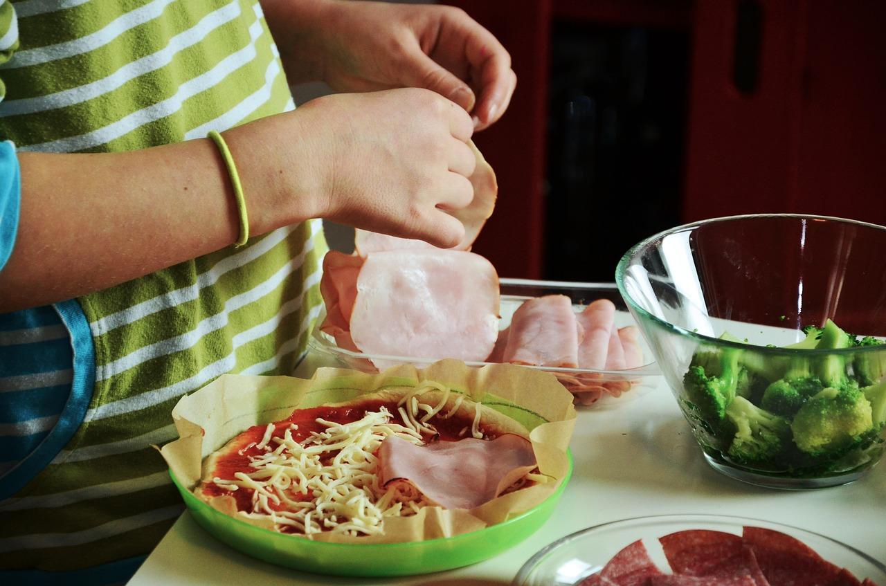 Intenta combinar una deliciosa pizza con un poco de brécol.