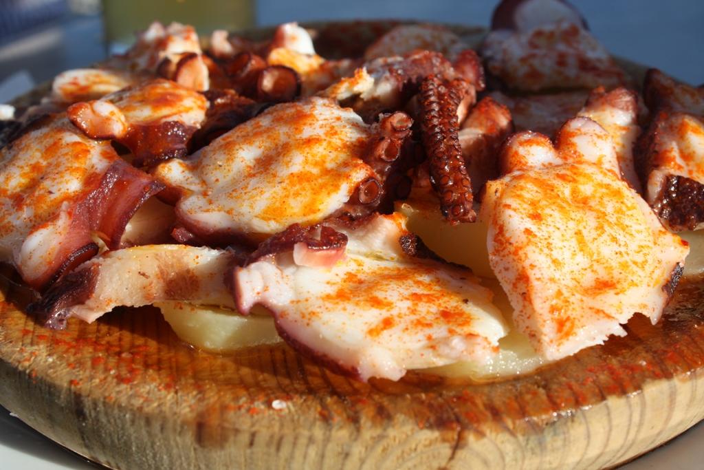 El pulpo a la gallega sabe mejor sobre un plato de madera.