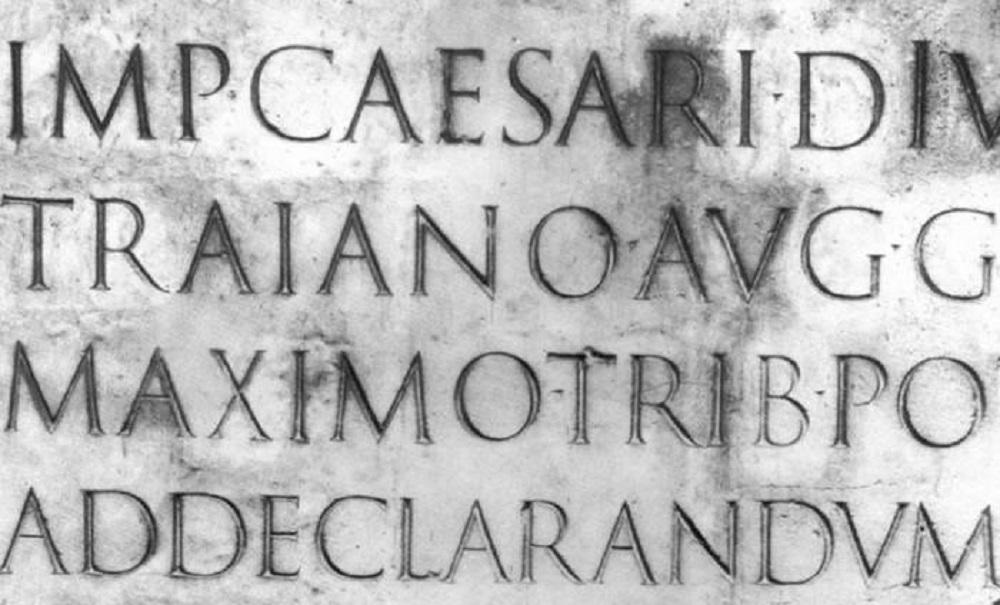 Letras del alfabeto latino, inscritas en una piedra.