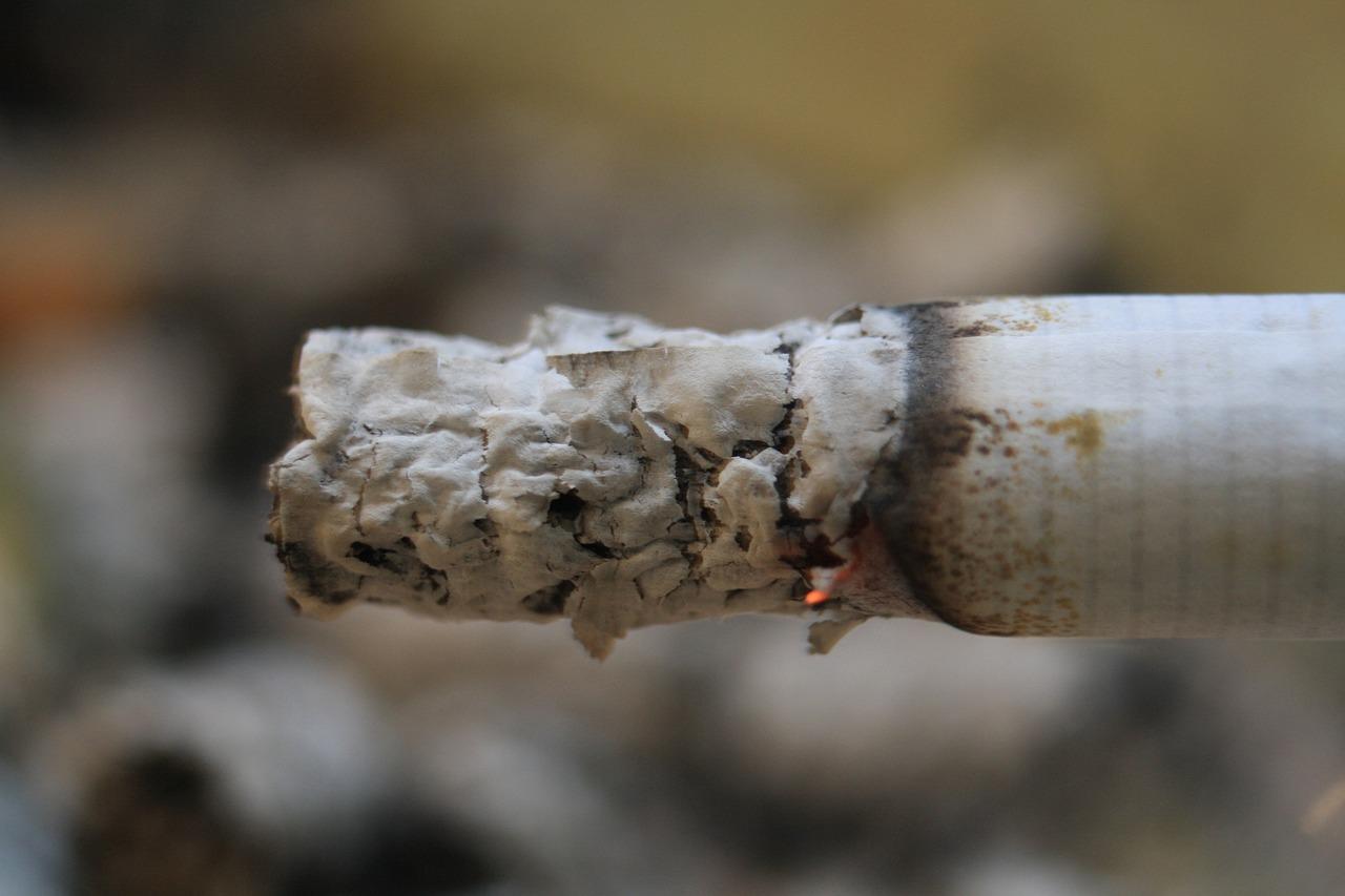 ¡El tabaco es malo para la salud y para la ropa!