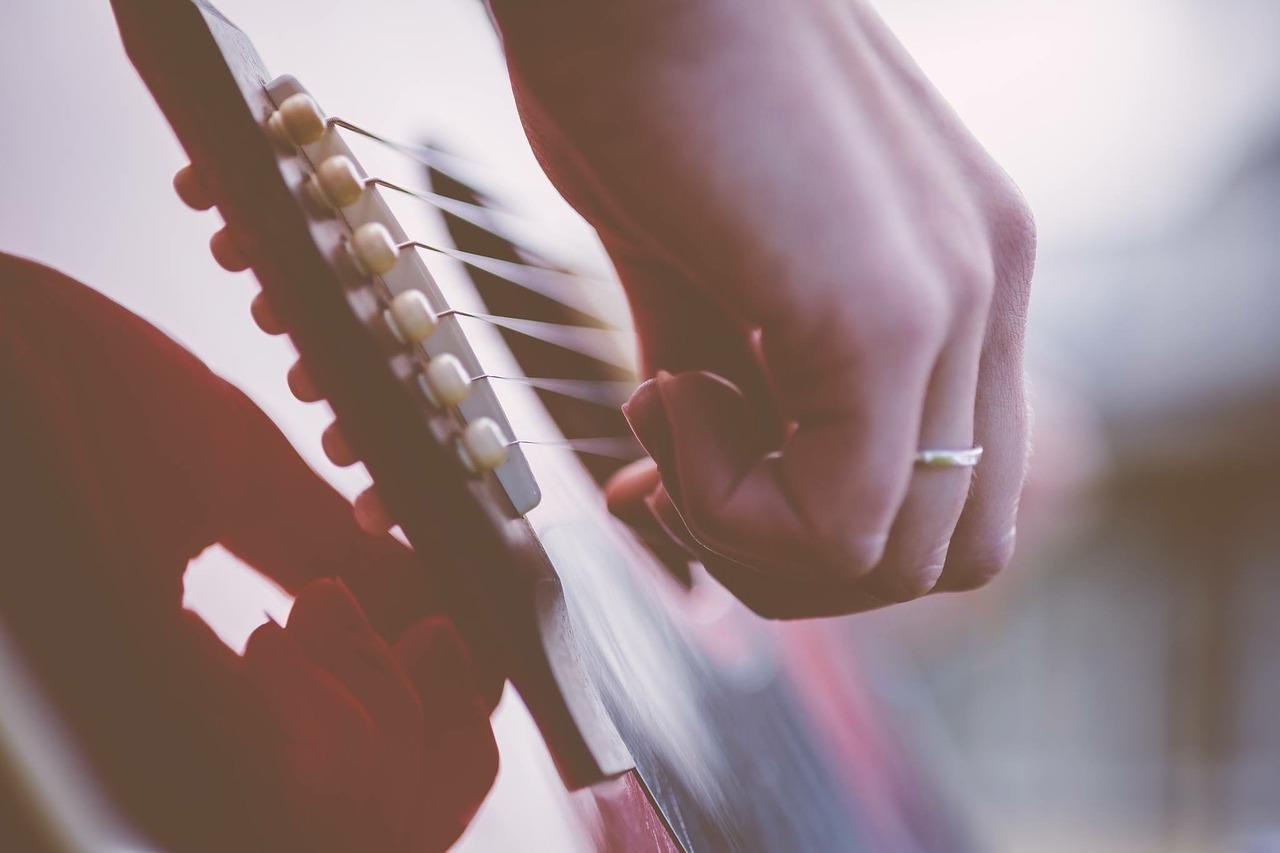 Cuerdas de guitarra para todos los bolsillos.