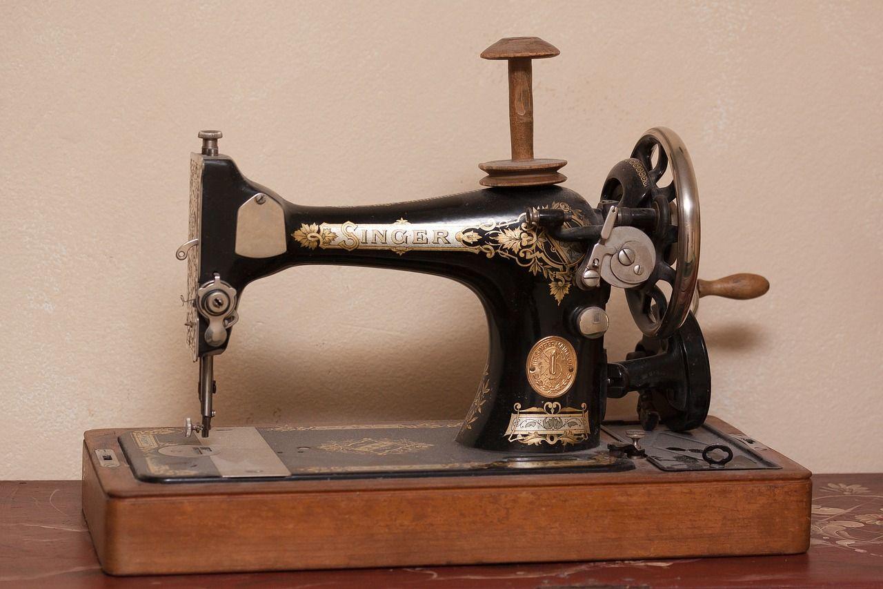 Puedes coser a mano o a máquina tu propio bolso de tela.
