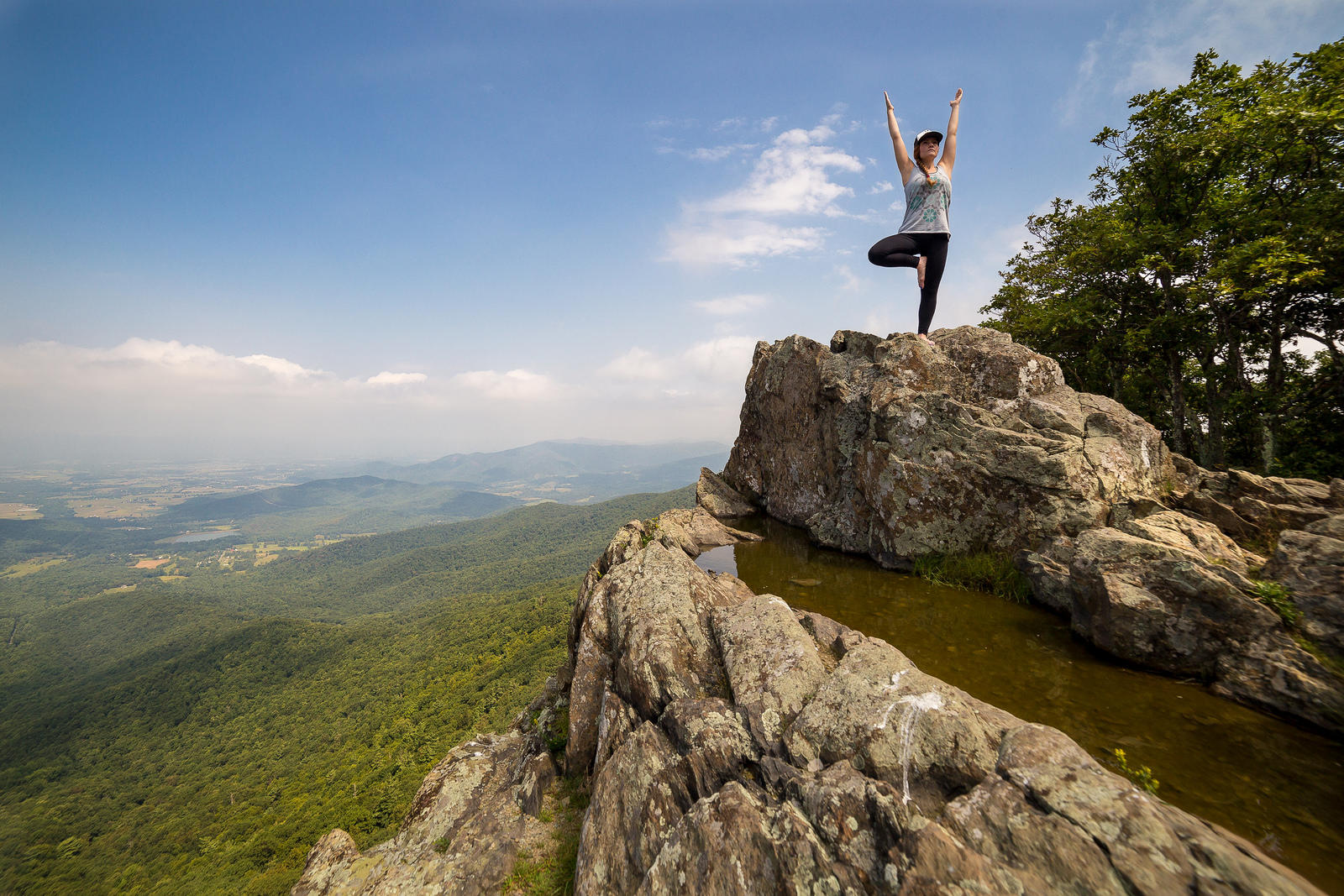 Algunas posturas de yoga no necesitan esterilla. 