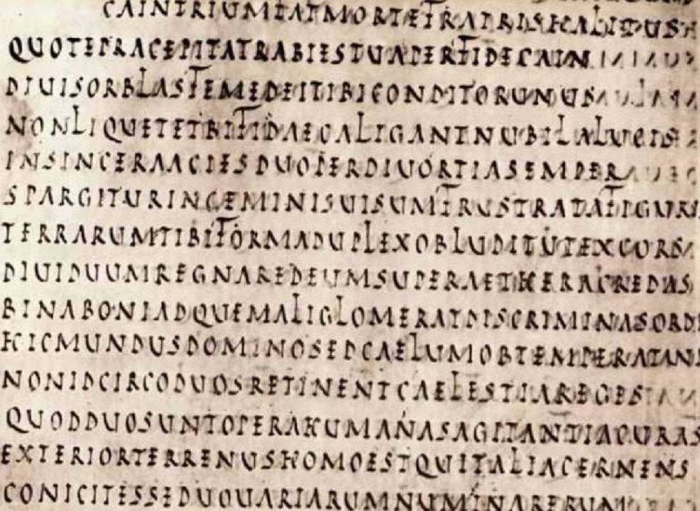 Letras de la escritura rustica tallada en una piedra