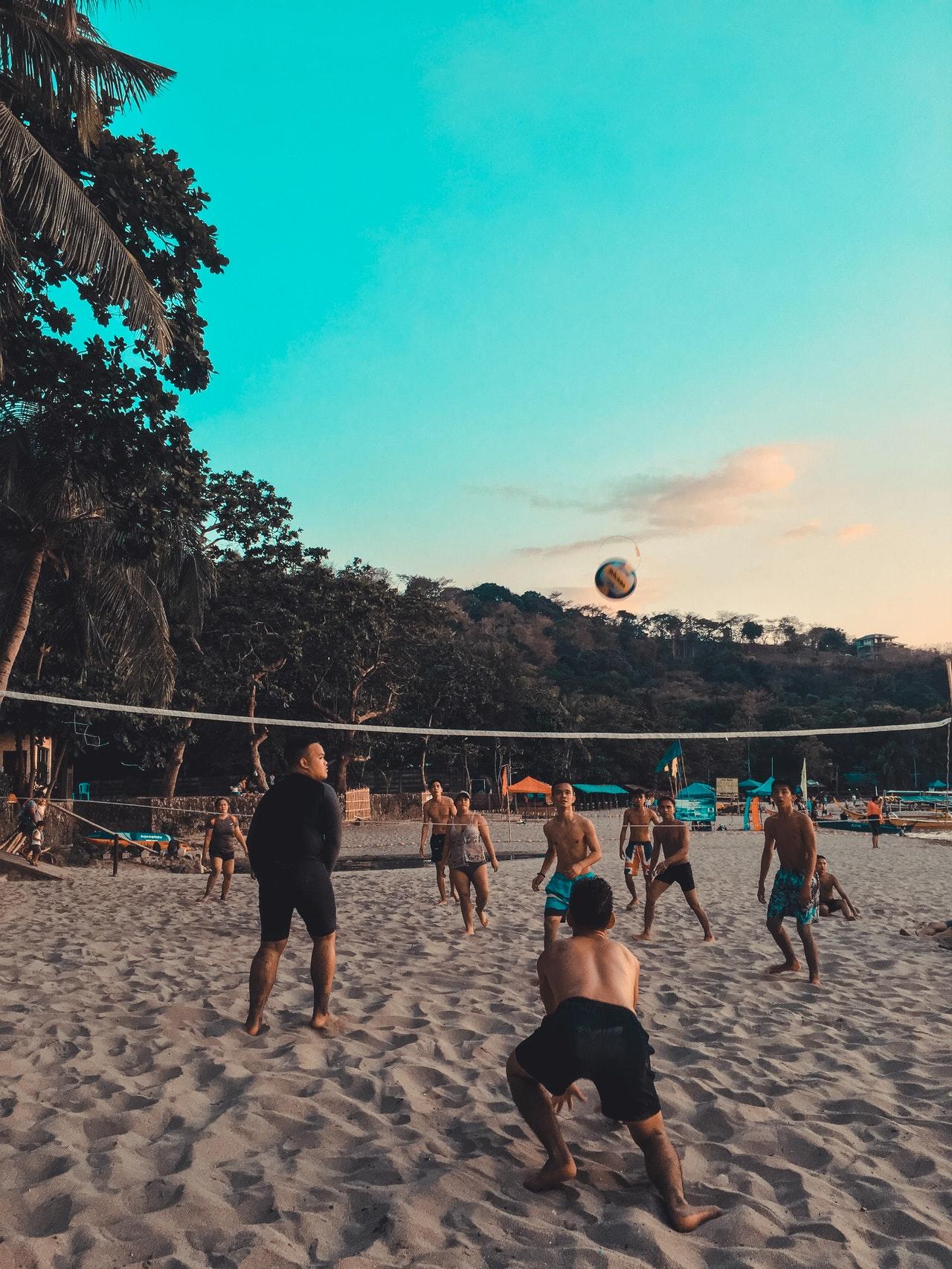 Grupo jugando al voleyball en la playa