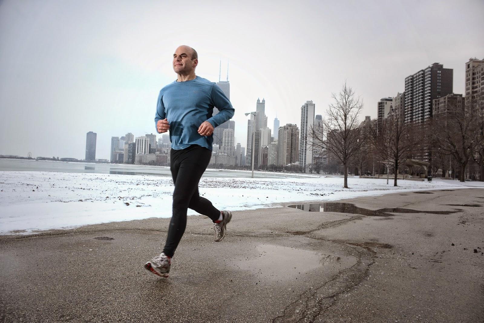 Dedica un tiempo a correr y otro poco a realizar estiramientos de yoga.